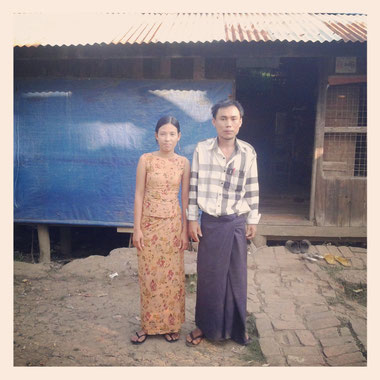 Louang Guouguou et sa femme devant leur maison-école, Laputta, Birmanie, 03.02.2014
