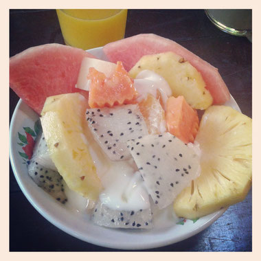 Morning ! Dragon fruit, ananas, papaya, melon, pastèque... Tonsay, Thailande, 17.12.2013