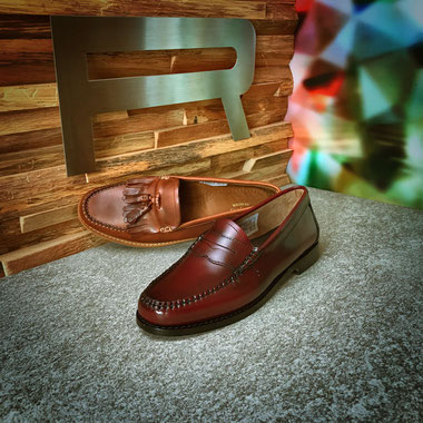Kiltie Loafer hier im Hintergrund