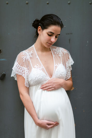 Robe de mariée femme enceinte, haut en dentelle