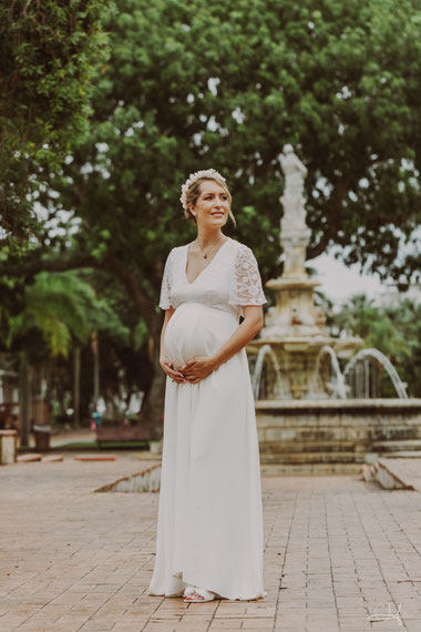Robe de mariée femme enceinte manches courtes dentelle et crêpe