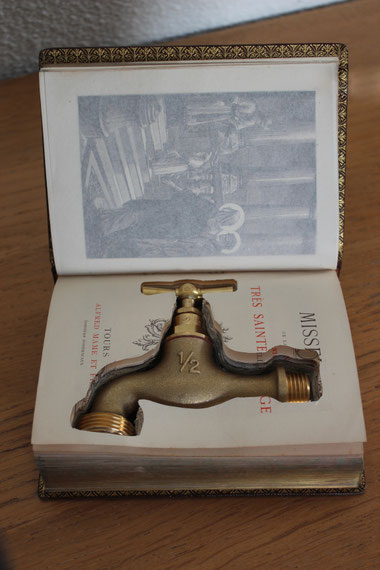 Oeuvre d'art de Laurent Valera sur le manque d'eau en Afrique du Sud. Robinet caché dans une bible.
