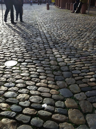 J.v.Troschk, Steine vor dem Freiburger Münster, 2012