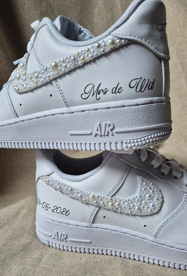 parels op NIKE sneakers voor bruid
