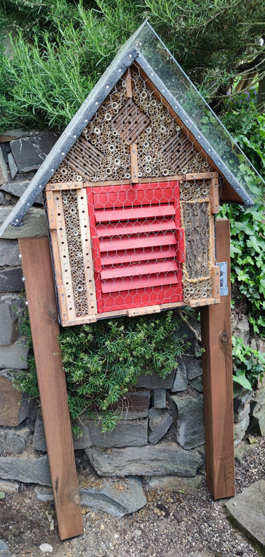 GE 2 kombinierte Wildbienenbrutstätte u. Überwinterhilfe für Schmetterlinge, Marienkäfer sowie Florfliegen