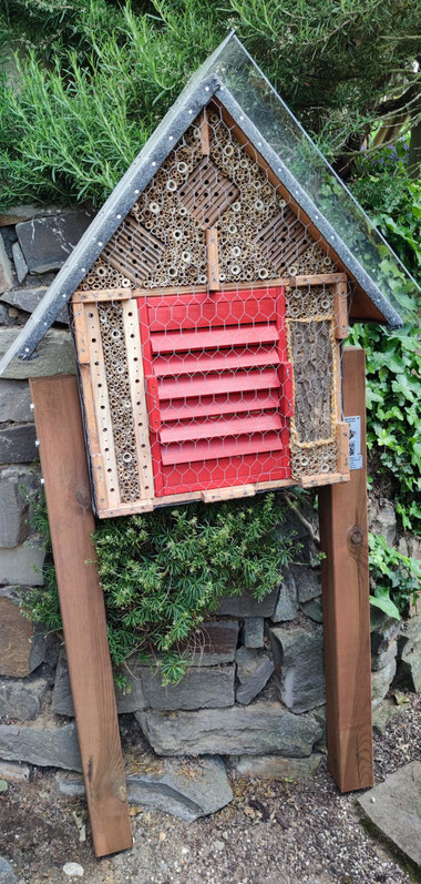 GE 1 kombinierte Wildbienenbrutstätte u. Überwinterhilfe für Schmetterlinge, Marienkäfer sowie Florfliegen incl. Einschlaghülsen € 350