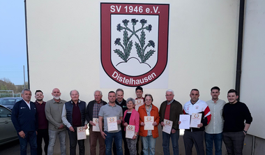 Die Geehrten mit Vorstand und Fussballkreisvorsitzendem Umminger