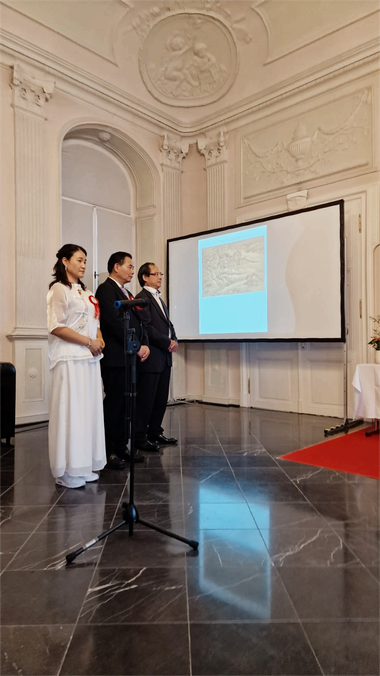 德国文德书院的师生们担任了德国首次祭孔典礼的礼生。全德华人华侨联合总会执行主席金建书先生担任主祭人，德国文德书院理事长夏建钢先生和德国浙江华人联合总会主席黄海秋女士担任陪祭人。