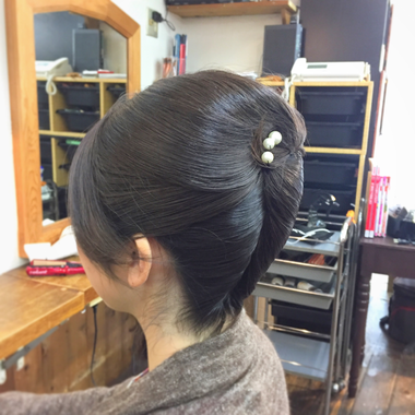結婚式を着物で行くならば・・・最も定番なアップスタイルは『夜会巻き』