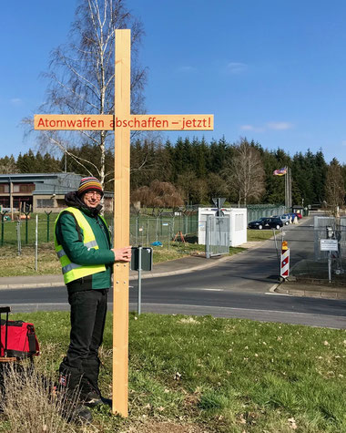 Rainer Schmid, hier bei der 12. Dauermahnwache am Atomwaffen-Stützpunkt Büchel (2021)