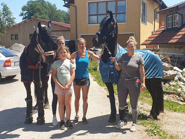 Sandra Plasser, Sophie Markowitsch, Melanie Markowitsch mit Friesenstuten Aamina und Clea