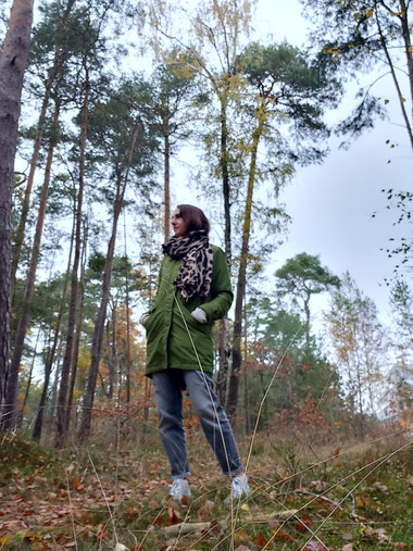Michaela_Dauscher_steht_im_Wald