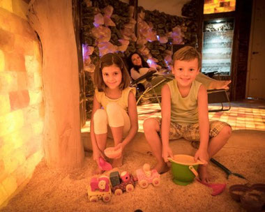 Familienurlaub am Attersee – Kinder beim Spielen in gemütlicher Unterkunft nahe dem See im Salzkammergut