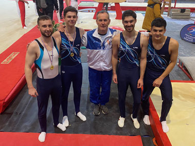 Gauche à droite : Alexian, Léo, Eric l'entraineur, Théotim, Ethan