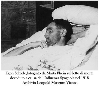 Egon Schiele,fotograto da Marta Fhein sul letto di morte  deceduto a causa dell’Influenza Spagnola nel 1918  Archivio Leopold Museum Vienna