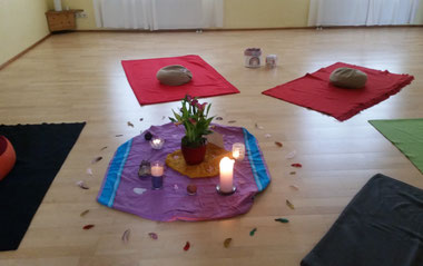 Bild eines Sitzkreises und der Mitte der Frauengruppe von Jana Eilers in Bielefeld.