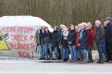 Bereits am Tag der Pressekonferenz fanden sich die ersten Gegener des "Zwischenlagers" in Würgassen ein.
