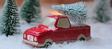 Spielzeugauto mit Weihnachtsbaum