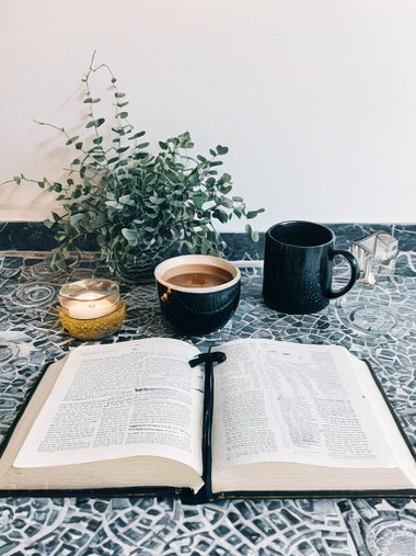 Zehn einfache Morgenrituale für einen entspannten Start in den Tag: Praktische Tipps, wie kleine Veränderungen mehr Ruhe, Gelassenheit und Wohlbefinden schaffen.
