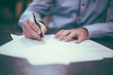 Un contrat de service à domicile doit évaluer les besoins d’interventions et respecter un certain formalisme. Crédit photo : Pixabay© Free-Photos