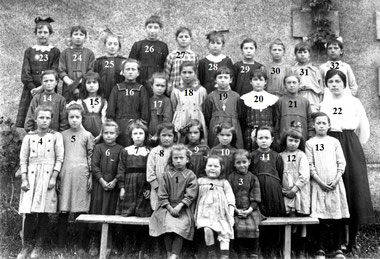Charras 16 - photographie de la classe des filles - Melle LANNES - 1920