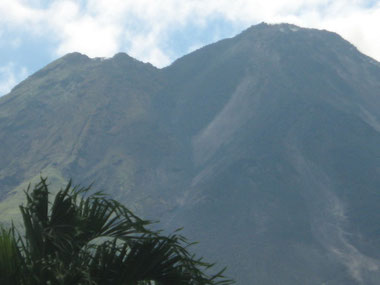 Costa Rica cuenta con gran diversidad de Volcanes los más visitados son: El Volc{an Arenal que con su imponente forma cónica  recibe al visitante de la Fortuna de San Carlos. El Volcán Poás  en la Provincia de Alajuela y el Volcán Irazú en Provincia de