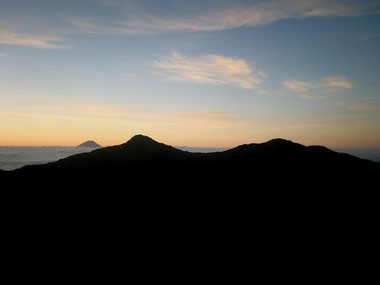 夜明けに浮かぶ北岳と富士山