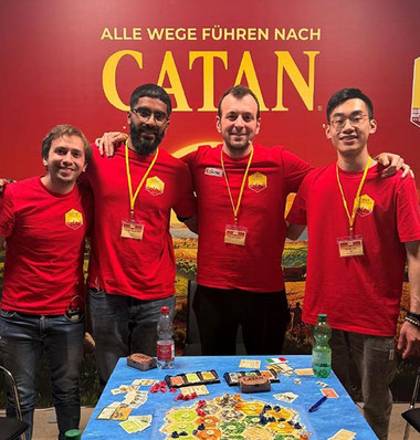 Bild1 (v.l.n.r.): Raúl Jimenez (Mexiko), Kohulan Narendran (Kanada), Guido Grossi (Italien), David Luk (Hong Kong), Quelle: Kosmos