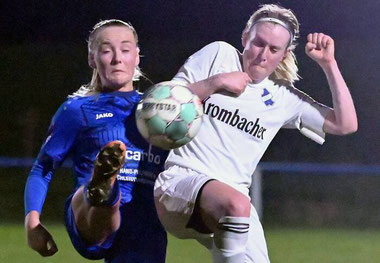 Leidenschaftlich: Caldens Torschützin Lena Wiegand (l.) und Viktoria-Kapitänin Carina Jäger. Foto: Pressebilder Hahn