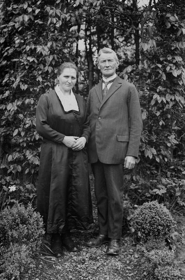 Meine Großeltern bei einem Fototermin im Garten (um 1930)