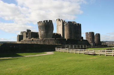 Caerphilly Castle mit schiefem Turm 