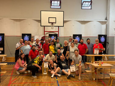 Teilnahme am Dartturnier in der Turnhalle.