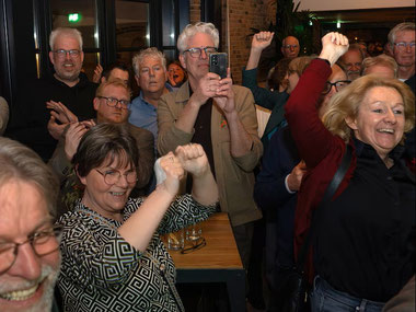 Aanhang van Pro Olst-Wijhe juichen bij het zien van de verkiezingsuitslag tijdens de afsluitende avond in de Slinger in Wijhe.