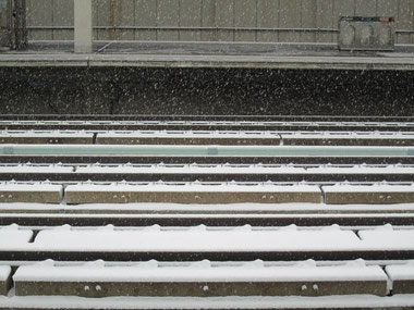 出発の福島駅は、雪が舞っていました