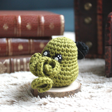 personnage totem fantastique Cthulhu miniaturisé et kawaii, fait à la main au crochet