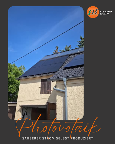 Dach mit Photovoltaikmodulen