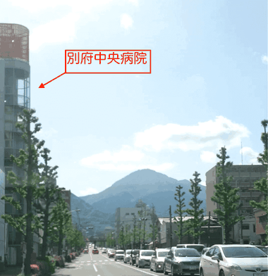 日出町や大分市からお越しの際、別府中央病院を曲がると別府市のシンボル「鶴見山」が目に入ります。この坂道を進み、大分別府頭痛専門ここまろ調整院へお越しください。