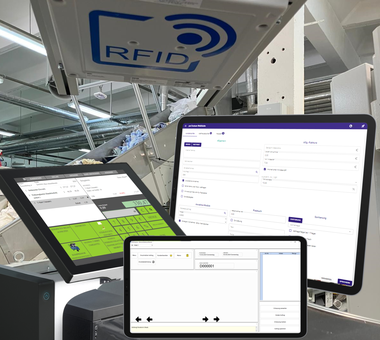 RFID-Lesegerät in industrieller Umgebung über mehreren Bildschirmen mit Softwaremodulen zur WebSuite, Flachwäscheerfassung per Touch und der proTextum Kasse.