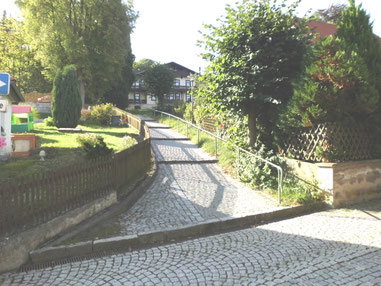 Kuhfladenweg im September 2012 - im Hintergrund Villa Biedermann (Haus Hubertus)