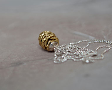 Erlenzapfen-Naturschmuck, handgefertigt, veredelt mit Blattgold/Kupfer/Platin – Jahres-Ringe, Roßwälden, Baden-Württemberg