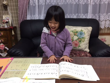 水戸市のまりピアノ教室の生徒さんが楽譜を見ながら指のレッスンをしている写真