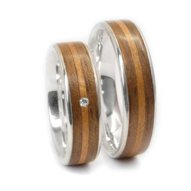 Eheringe aus Silber mit Holzeinlage mit Linie