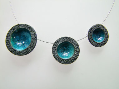 collier de perles en forme de coupelle en raku bleu