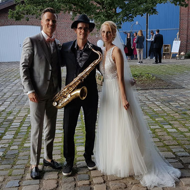  Als DJ und Saxophonist überzeuge ich seit über zehn Jahren deutschlandweit meine Kunden bei Hochzeiten, Geburtstagen, aber auch bei Firmen-Veranstaltungen. Ich werde sehr häufig als Hochzeits-DJ in Kombination mit meinem Saxophon gebucht.