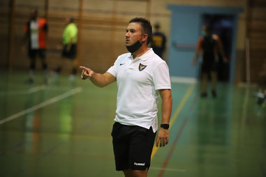 José Antonio Moreno dando órdenes desde la banda a su equipo durante la pretemporada / Foto: Jordi del Puente