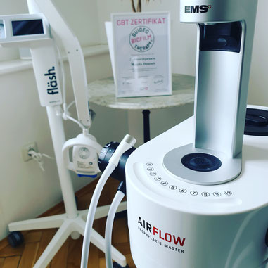 Airflow Prophylaxis Master für schmerzarme Zahnreinigung und Fläsh Bleaching System für strahlend weiße Zähne in der Zahnarztpraxis Doumit in Berlin-Friedenau.