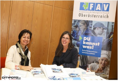 Zwei Projektmitarbeiterinnen am Infostand des FAV Oberösterreich