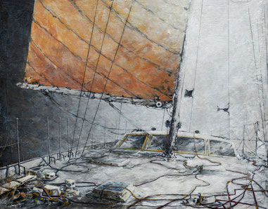 pont avant et roof de voilier avec une grande voile orange en haut,course au large