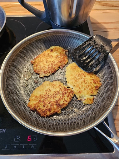 Kartoffelpuffer in der Pfanne braten