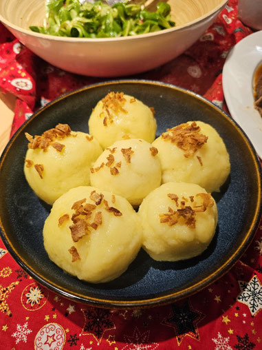 Kartoffelknödel wie bei Oma - klassisch serviert